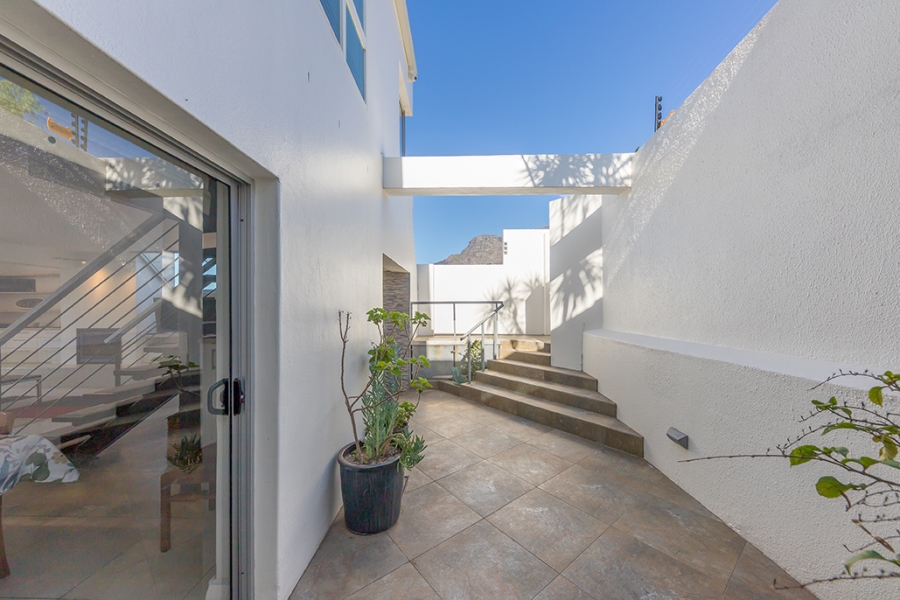To Let 4 Bedroom Property for Rent in Tamboerskloof Western Cape
